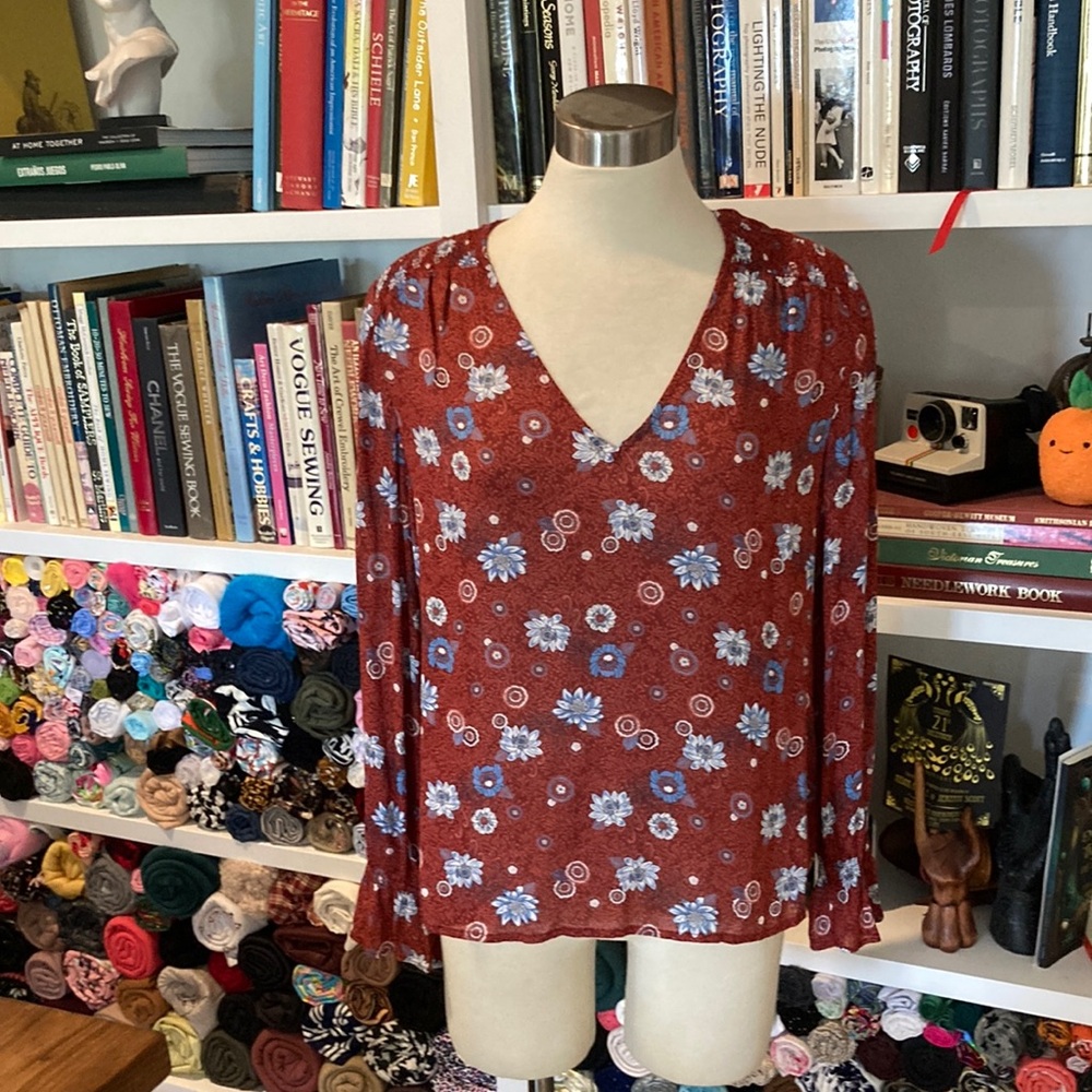 Lucky bra, Floral V-Neck Women's Top - Red and Blue